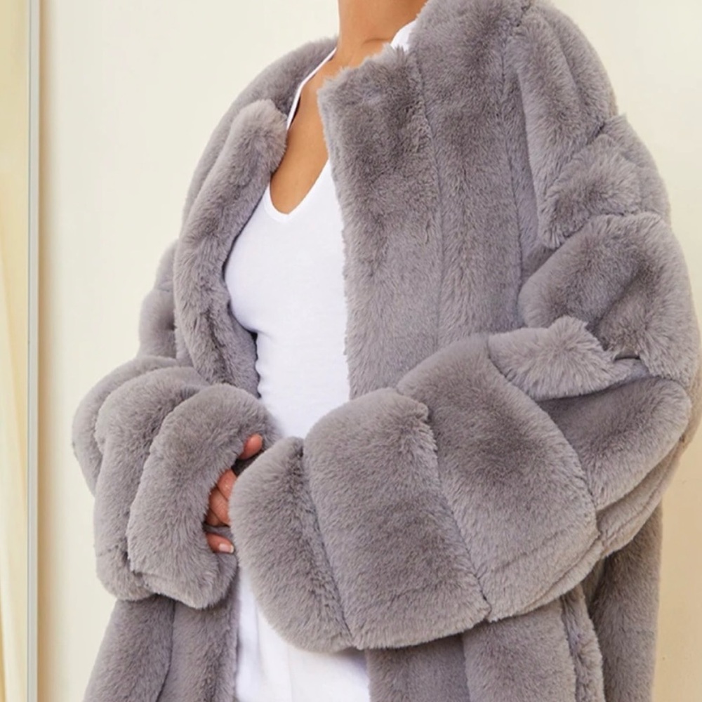 Faux Fur vertical bubble Coat Grey Size 8 NWT